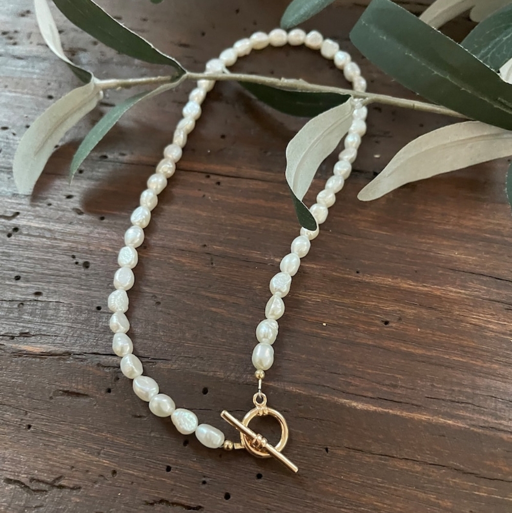 Elegant Pearl Necklace with Gold Clasp